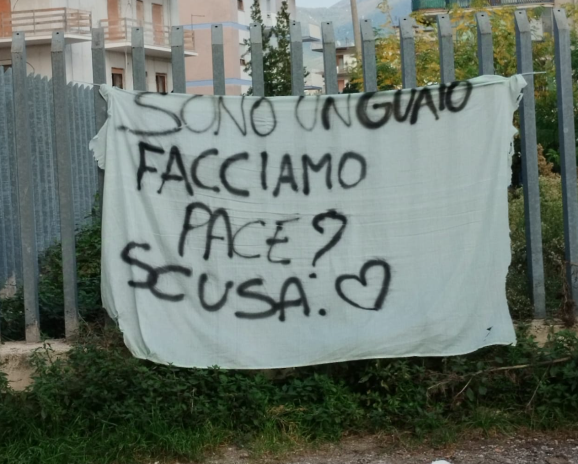 "Facciamo pace"? Un grosso lenzuolo compare alle spalle della stazione 