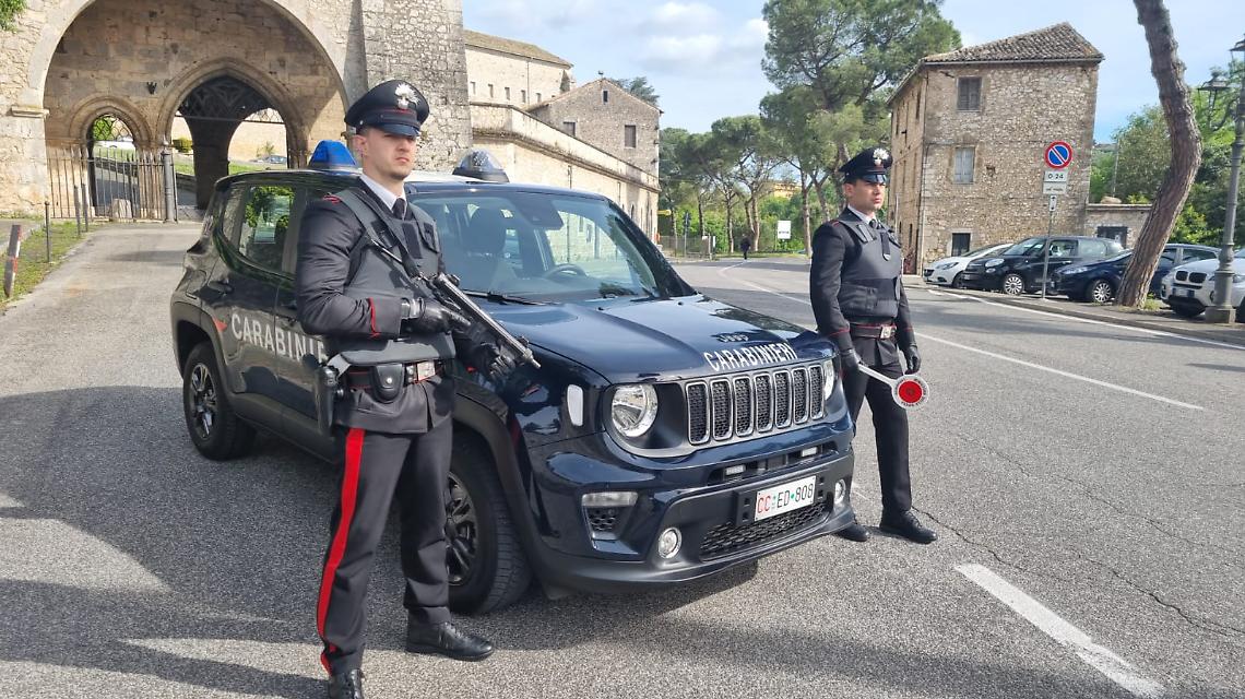 Continua a perseguitare i vicini. Dai domiciliari al carcere