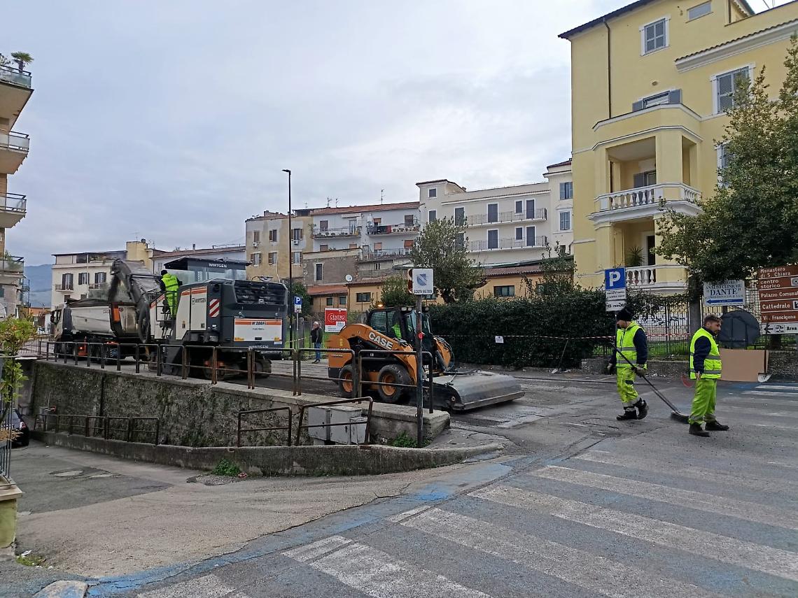 Pulizia e il rifacimento delle strade. Lavori febbrili per accogliere i ministri del G7
