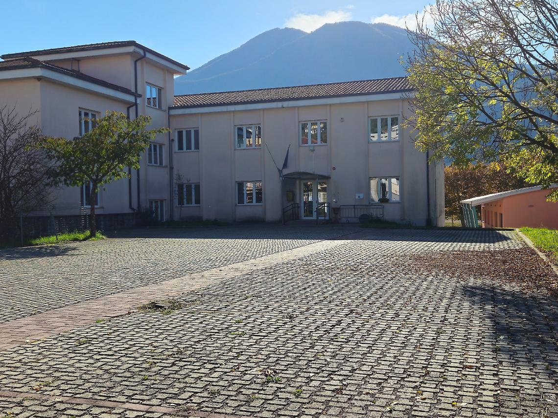 Furto di tablet e computer in una scuola media: ingenti i danni