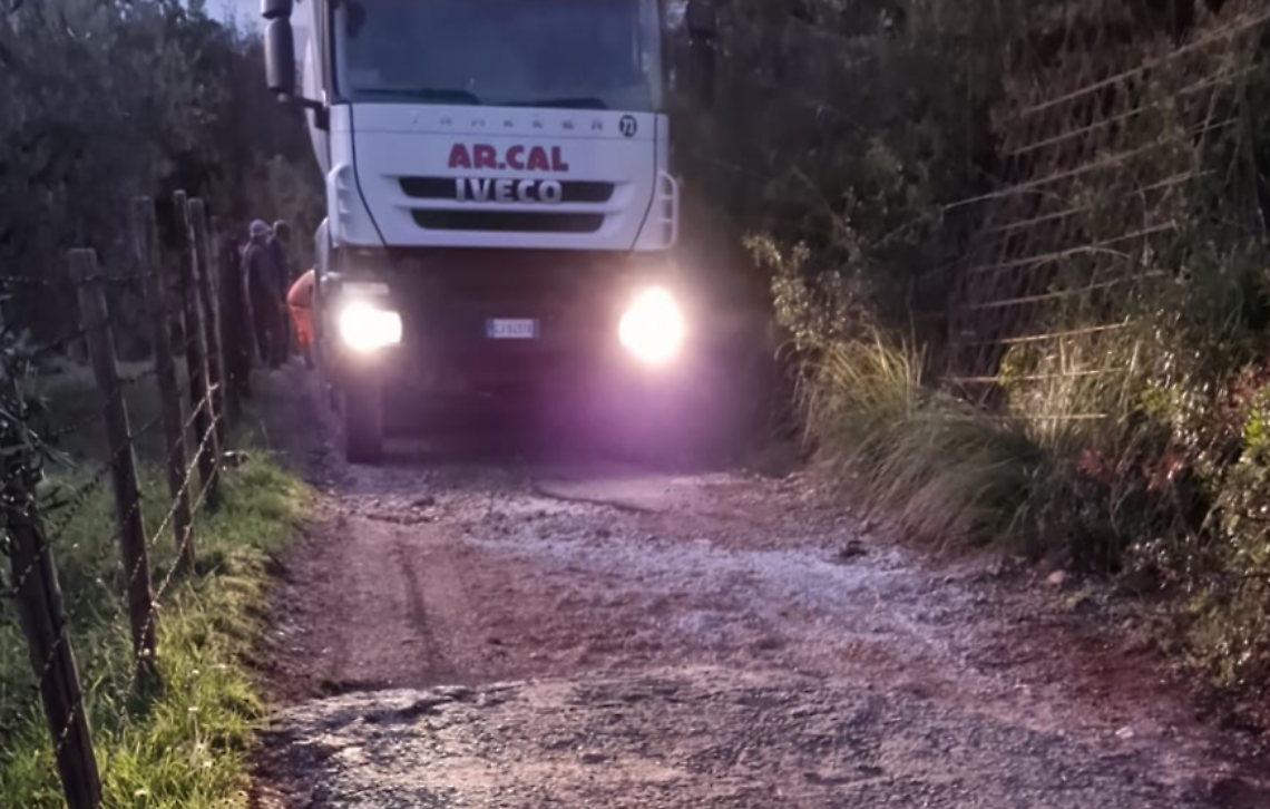 Via del Monticello torna percorribile anche con le auto