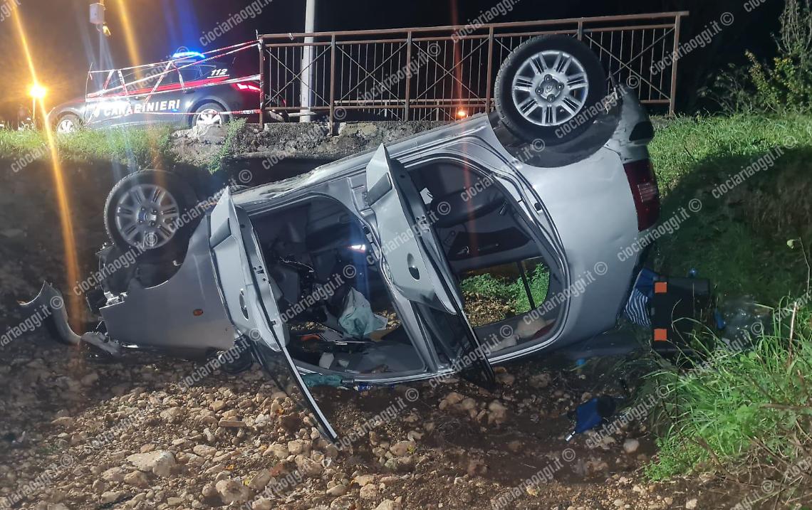 Esce fuori strada con l'auto e si ribalta. Anziano trasportato in ospedale in codice rosso