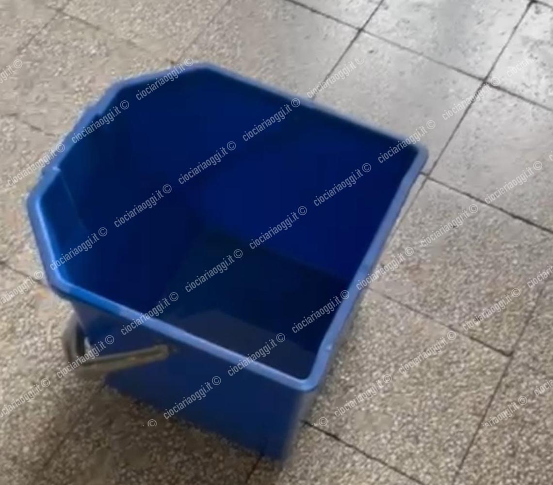 Piove in una classe del liceo "Simoncelli"