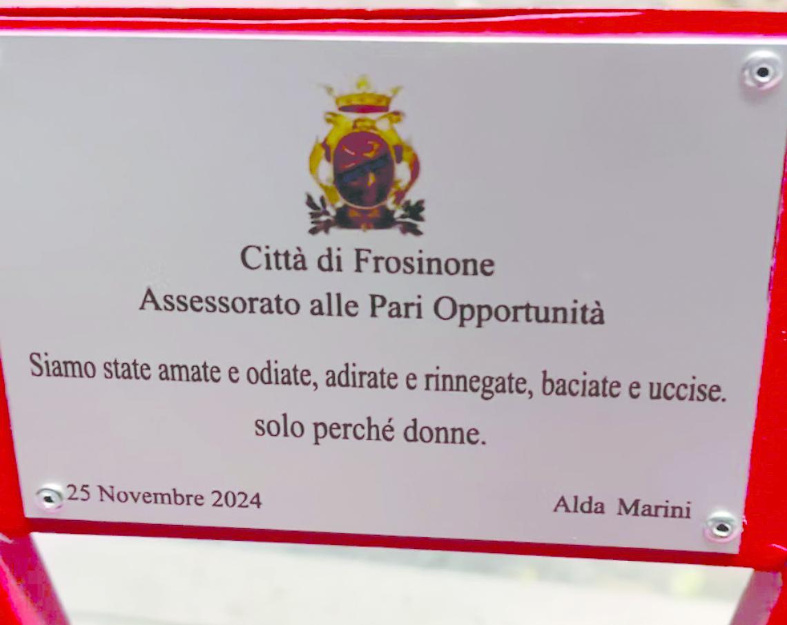 Panchina rossa, Il sindaco ancora nel mirino: «Una figuraccia nazionale»