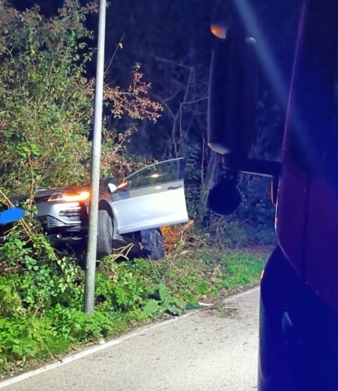 Auto fuori strada, intervento di un vigile del fuoco libero dal servizio