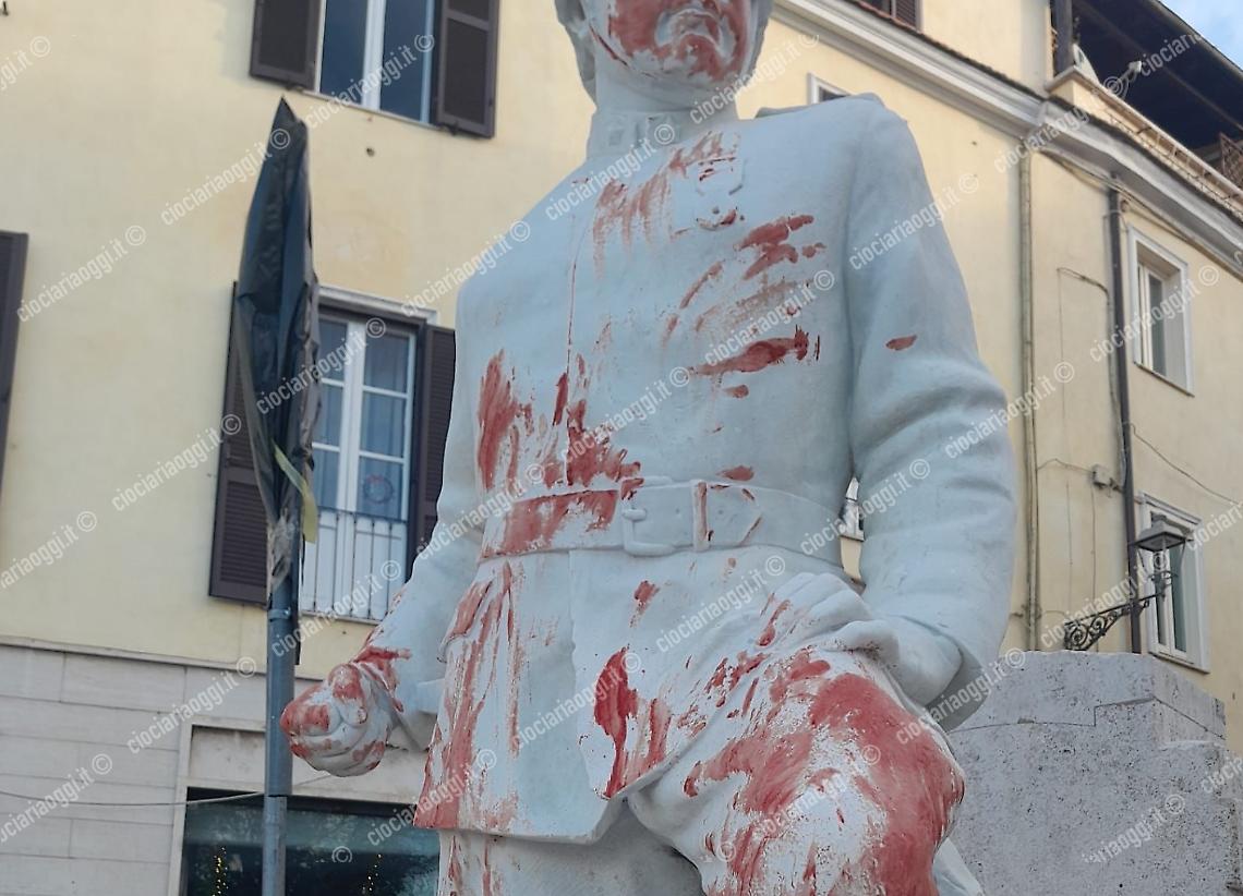 Atto vandalico alla statua di Norberto Turriziani. Imbrattata di rosso nella notte