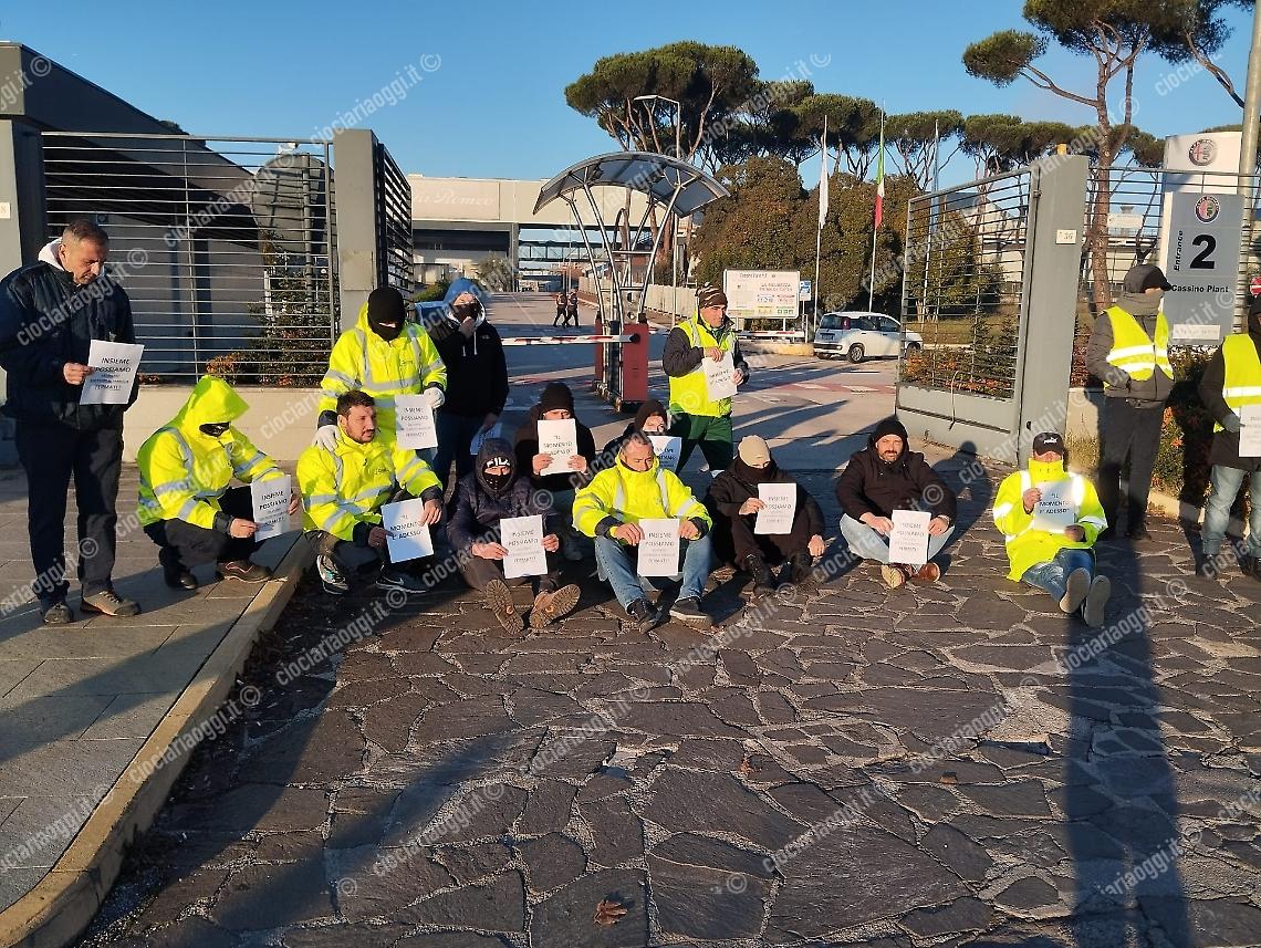 Stellantis, operai in sciopero bloccano l'ingresso due in segno di protesta