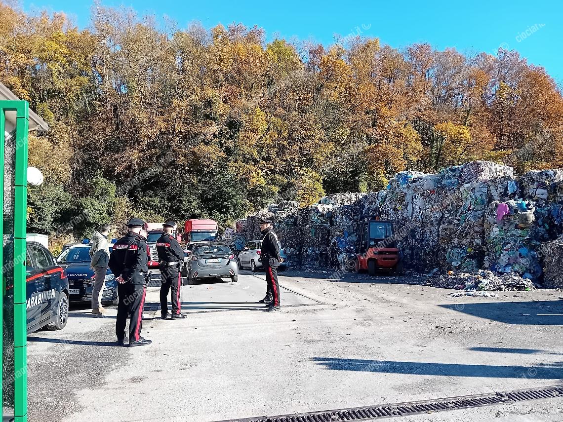Blitz all'alba in un'azienda di smaltimento rifiuti. In corso l'operazione di sequestro