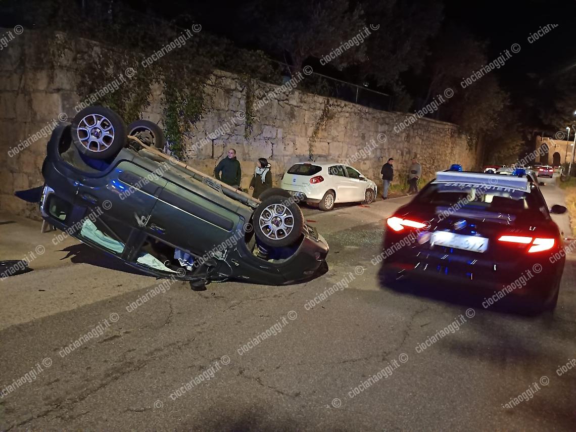 Urto tra auto, una delle due si ribalta: paura sulla Circonvallazione Sud