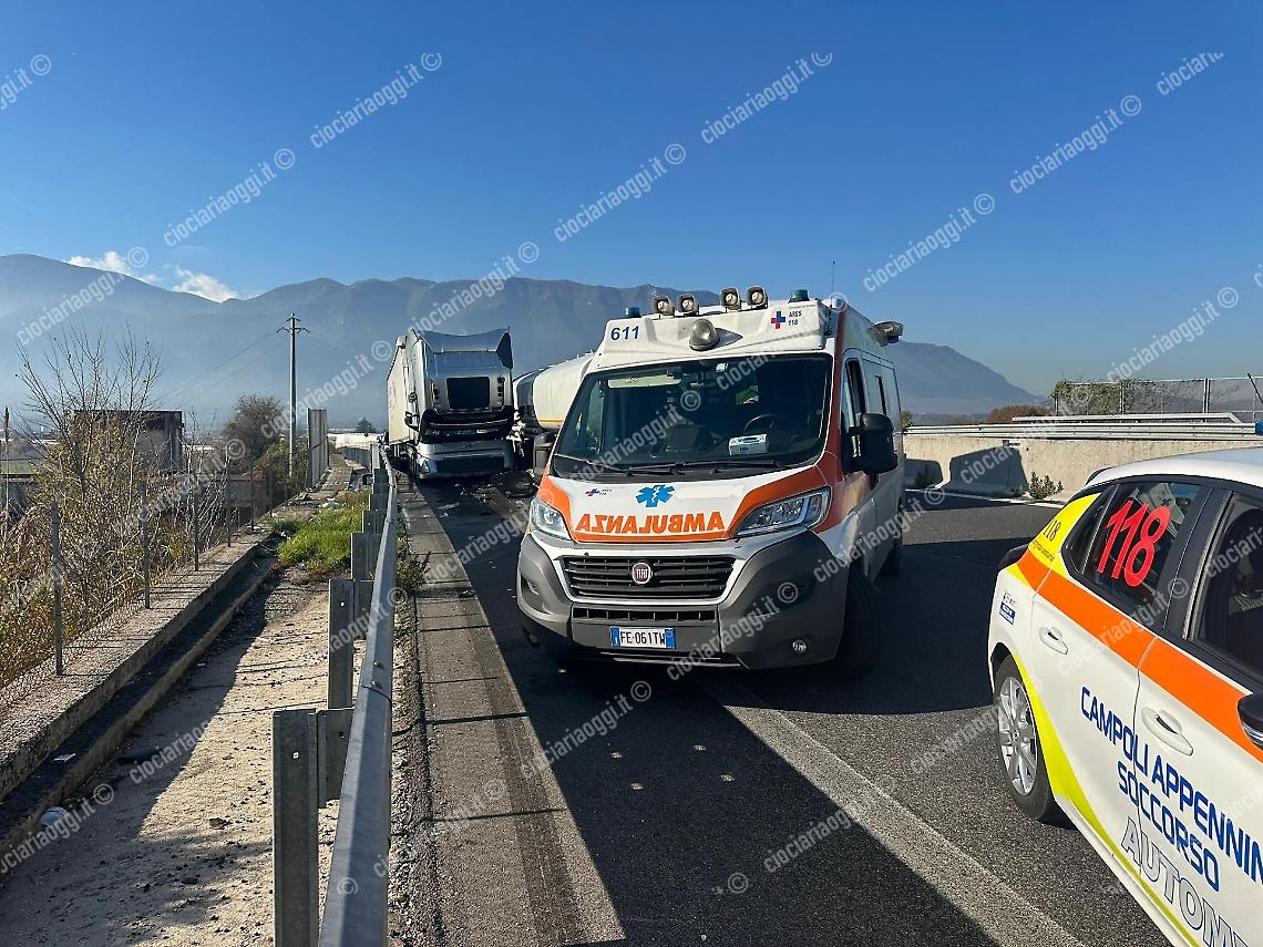 Incidente sulla superstrada Ferentino - Sora. Scontro tra due mezzi pesanti