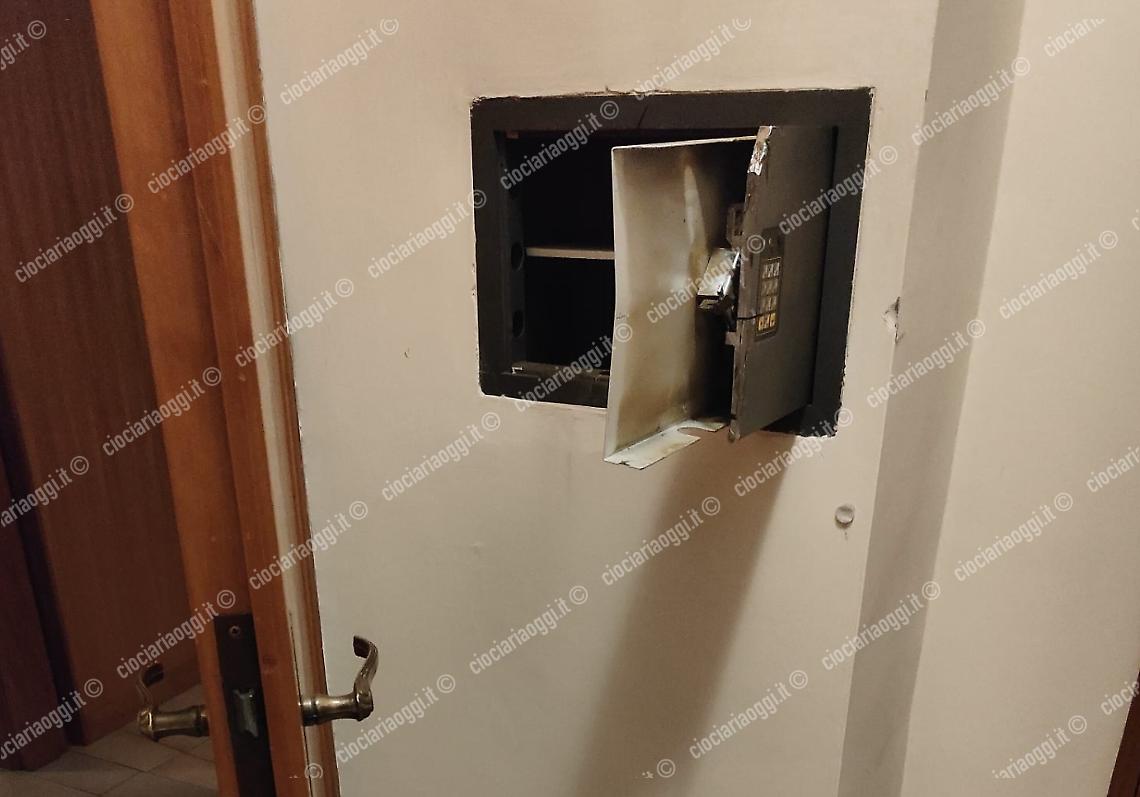 Aprono la cassaforte e rubano le offerte della parrocchia