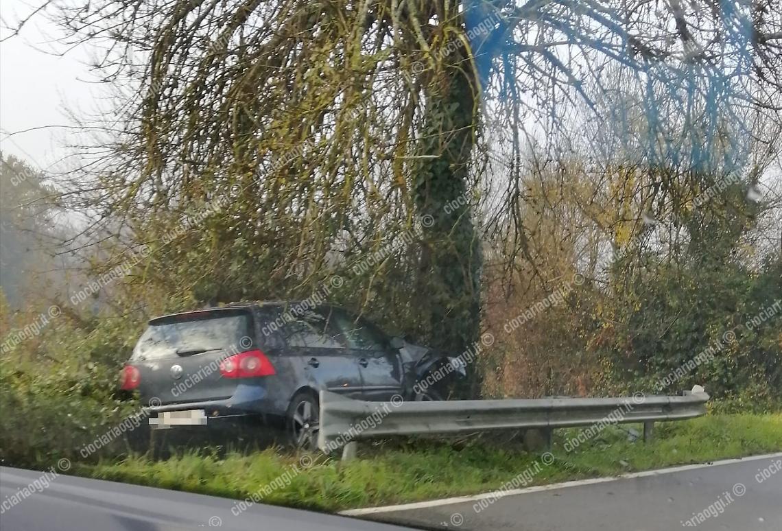 Incidente sulla Casilina. Auto finisce contro un albero