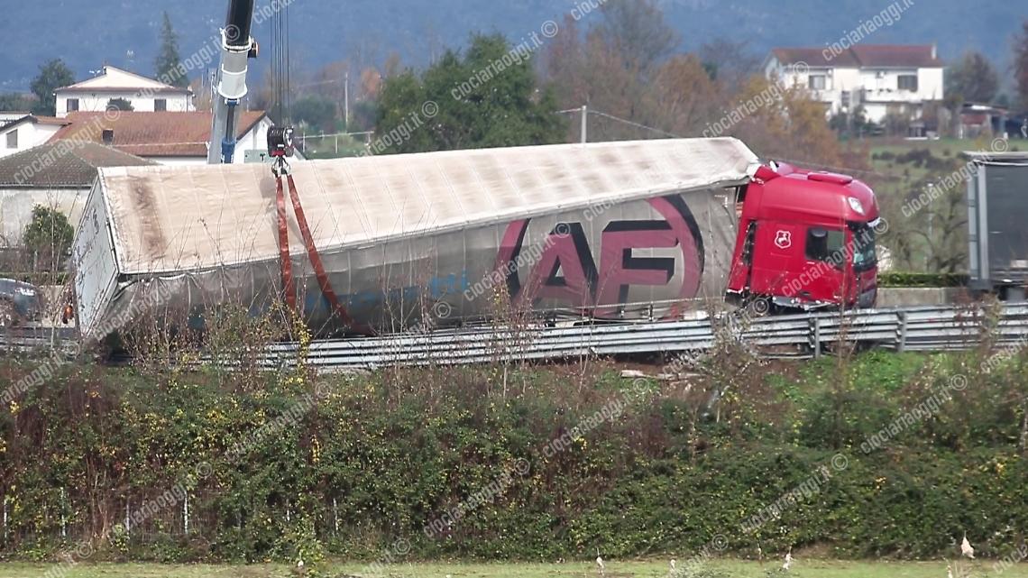 Camion investe un operaio in A1