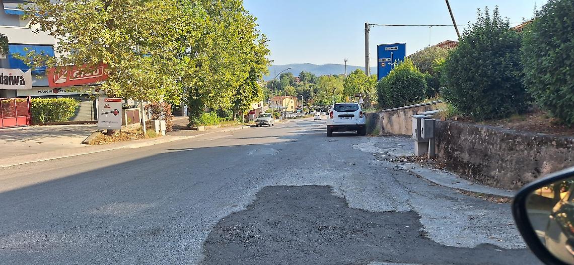 Via Aldo Moro senza strisce pedonali, l'appello dei residenti
