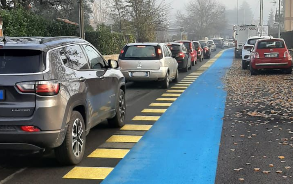 I residenti di via Fontana Unica sono di nuovo sul piede di guerra: «Viviamo in una camera a gas»