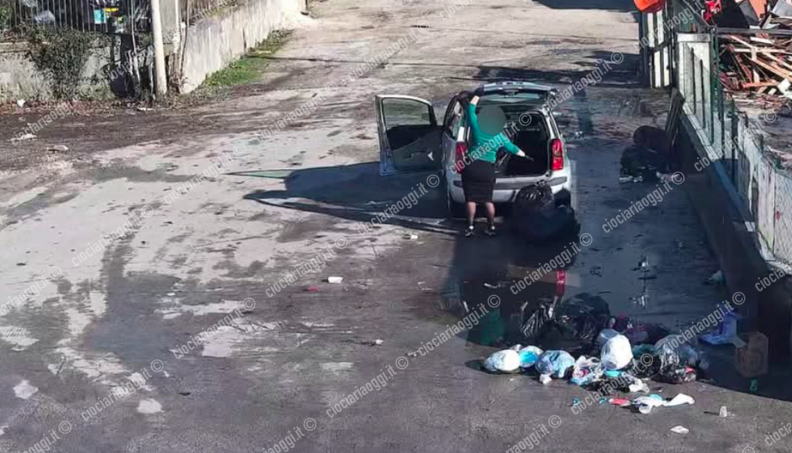 Rifiuti davanti all’ecocentro. Fotografati i responsabili