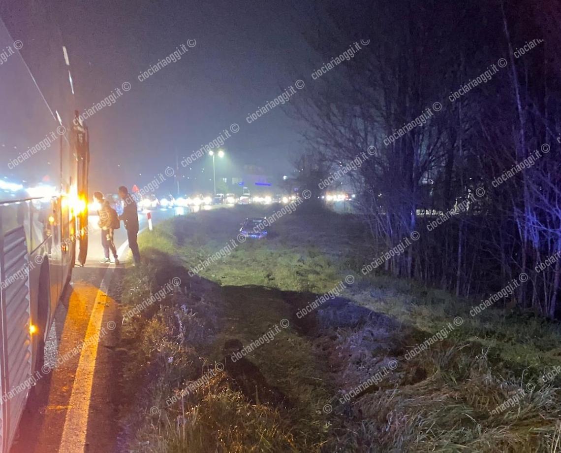 Scontro tra due autobus e un'automobile. Ferita un'insegnante. Uno dei bus trasportava studenti