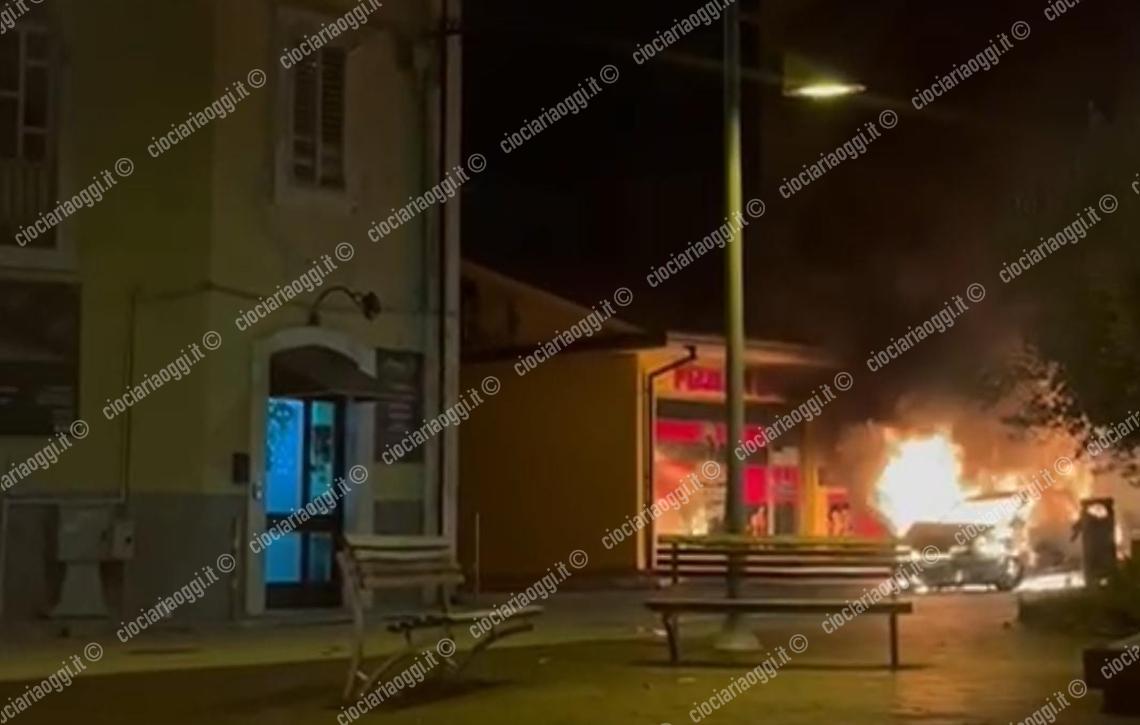 Un'altra auto in fiamme. Preoccupazione fra i residenti