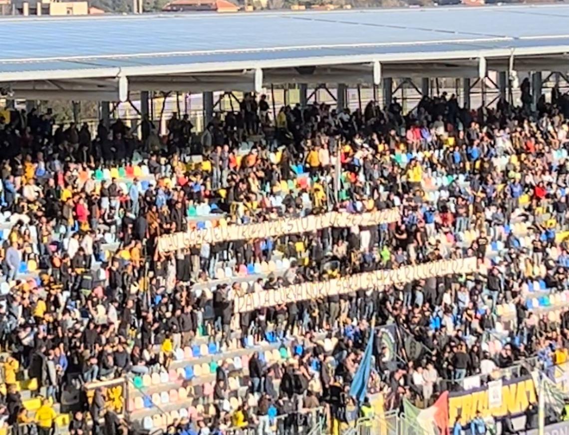 Striscione della Curva Nord per Gabriele Staccone
