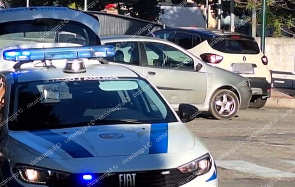 Semaforo lampeggiante da giorni: scontro tra due auto