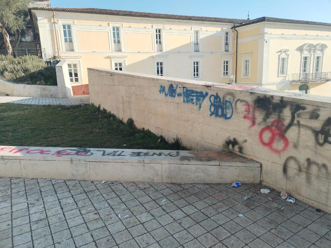 Vandali in piazza Mayer Ross 