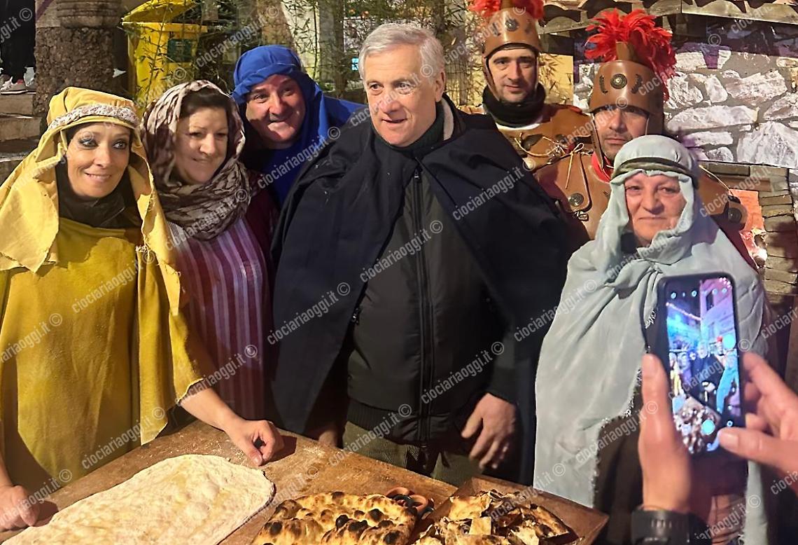 Il ministro Tajani al presepe vivente indossa un mantello da pastore