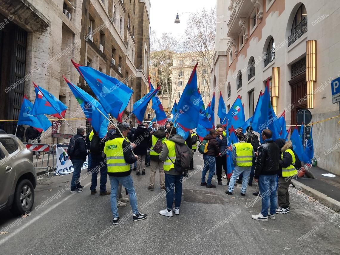 Doccia fredda per i lavoratori della De Vizia. La proroga dell'appalto non arriva