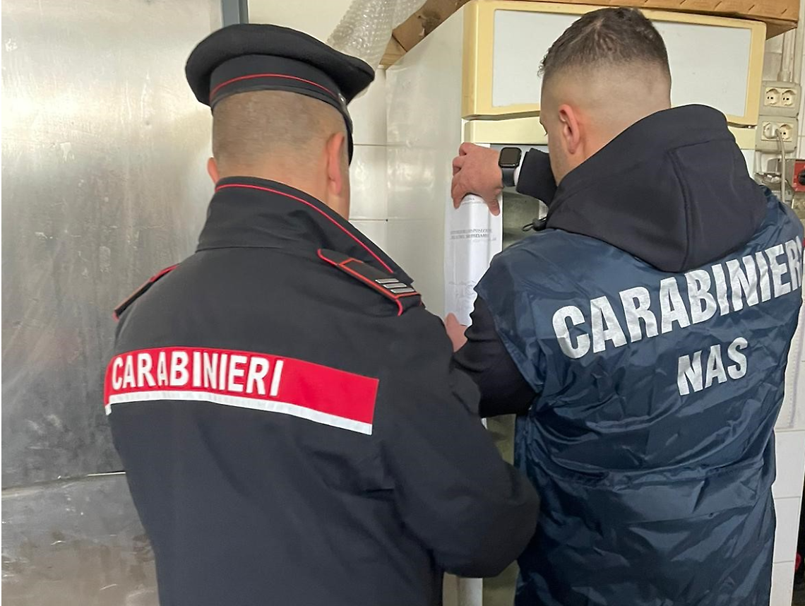 Pareti annerite e sporcizia. Chiuso un ristorante per gravi carenze igieniche