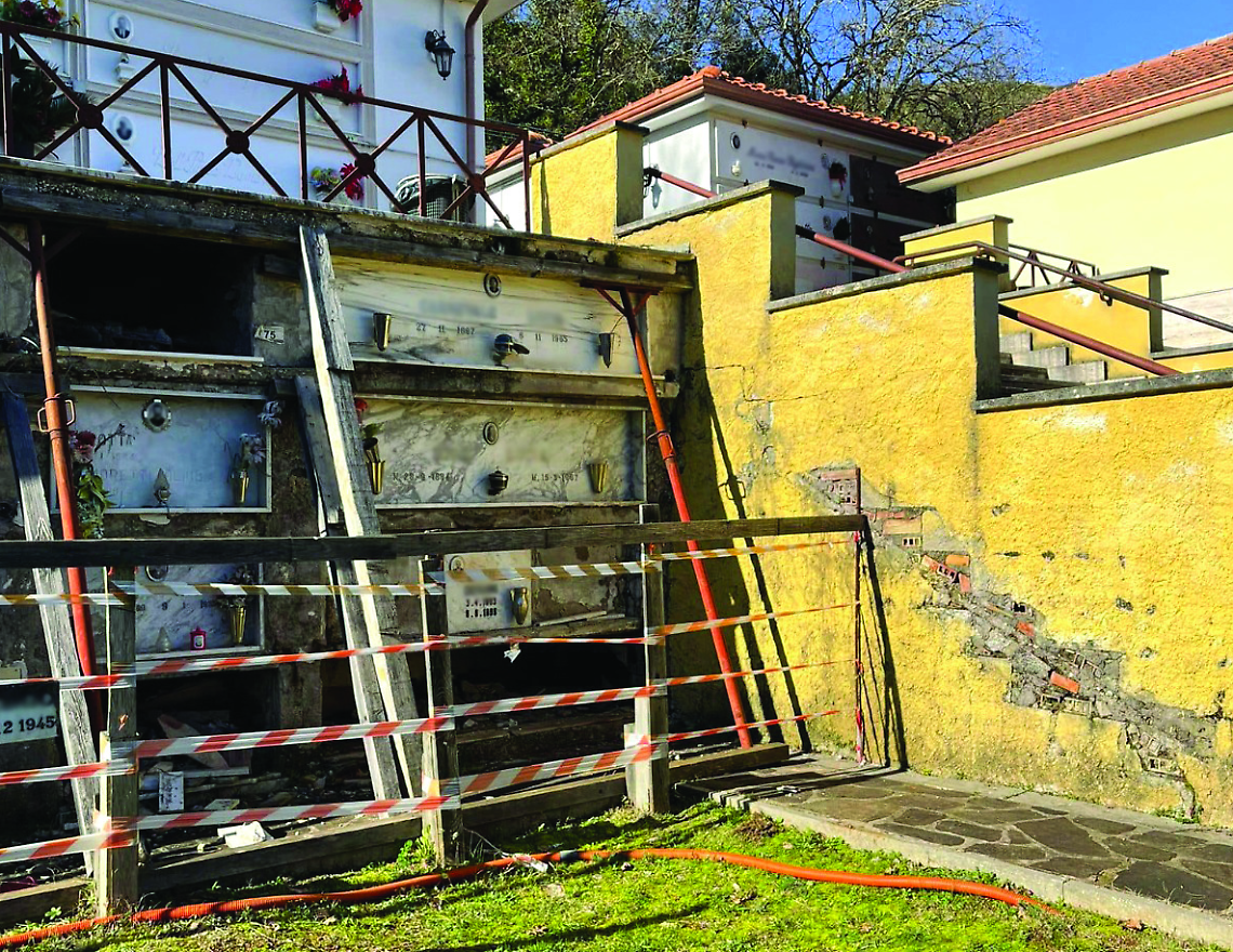 Degrado al cimitero, è polemica