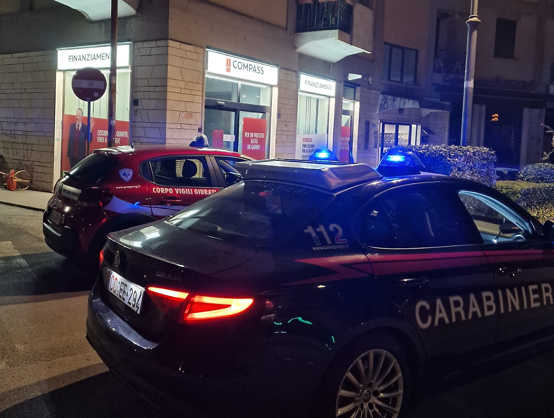 Tentato furto alla Compass di via Aldo Moro