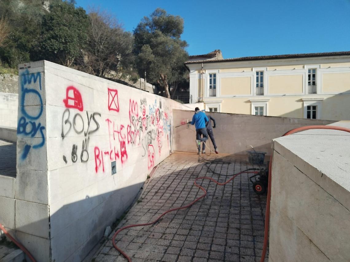 Pulizia straordinaria in piazza Mayer Ross. Rimosse le scritte
