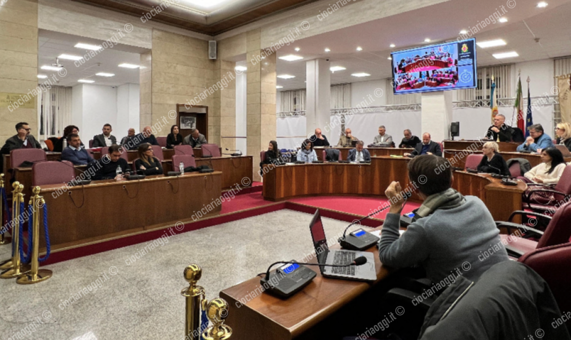 Spazi stretti per tutti. Partita a scacchi in aula consiliare