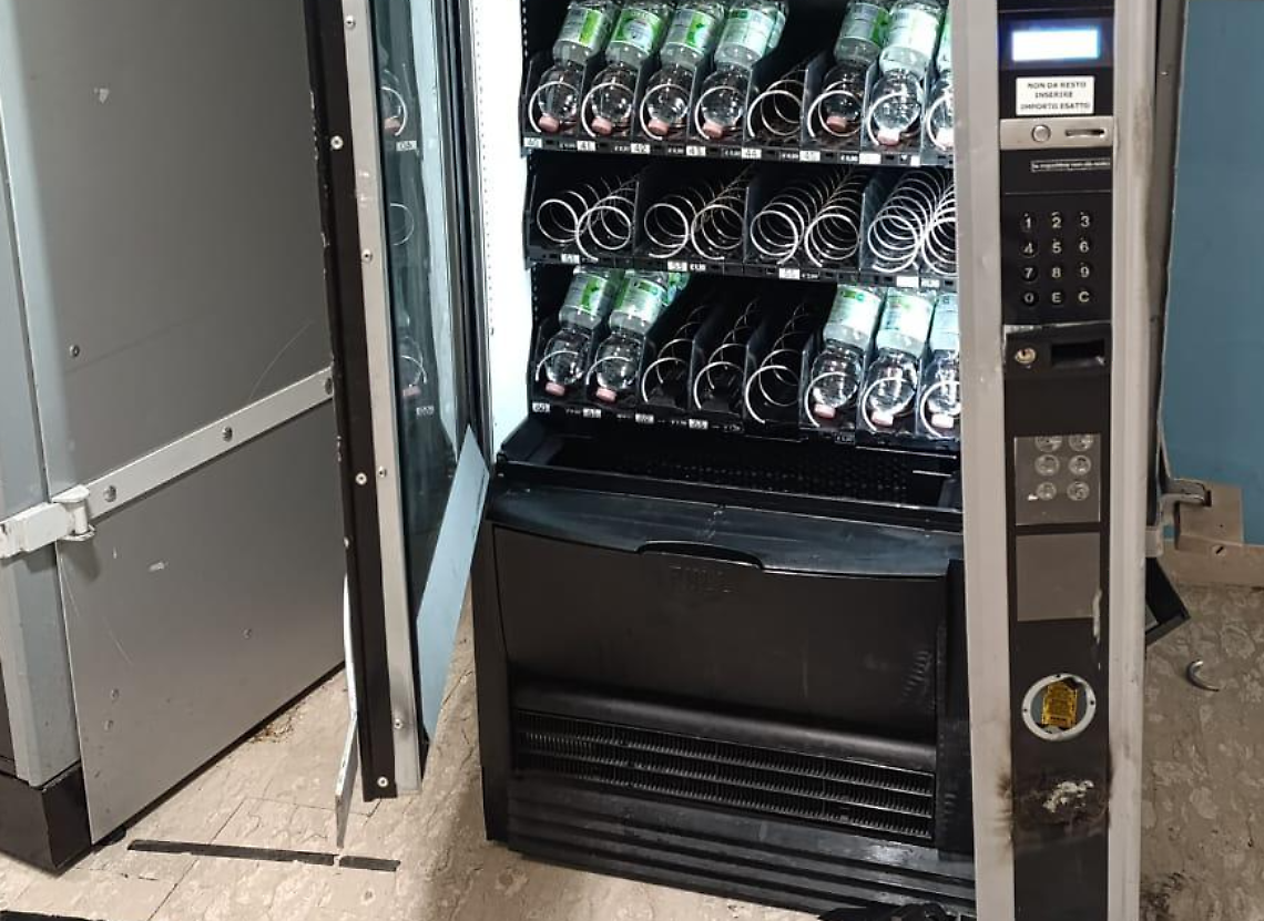Furti a ripetizione ai distributori automatici. Da novembre 50 colpi 