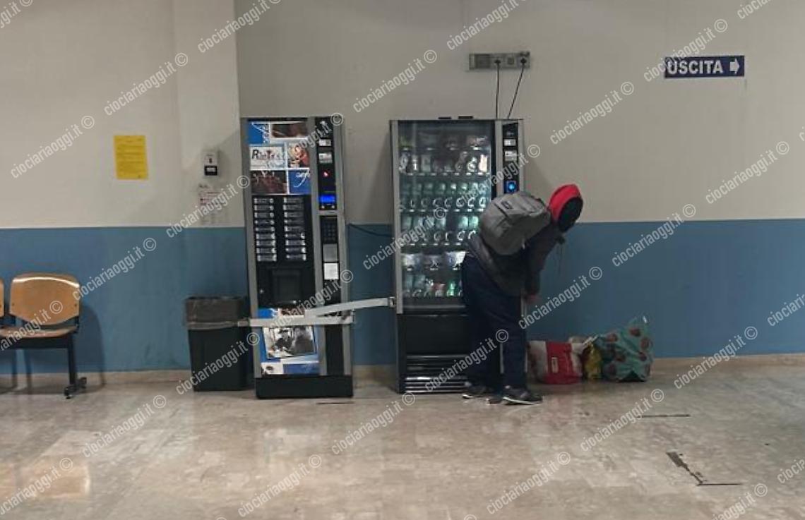 Assalti alle macchinette, c’è un video: il ladro ripreso mentre scassina un distributore