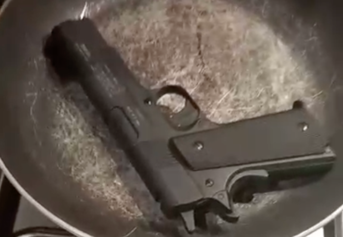 Una pistola in padella per minacciare la ex e stalking ad altre due donne. A processo con l'immediato