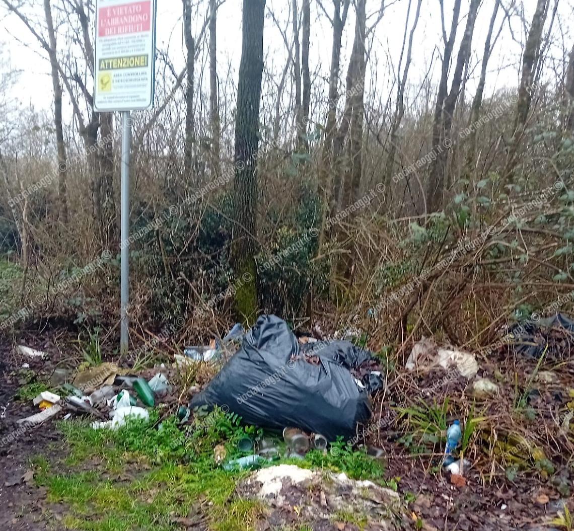 Rifiuti abbandonati in strada. Le telecamere non fermano i soliti incivili