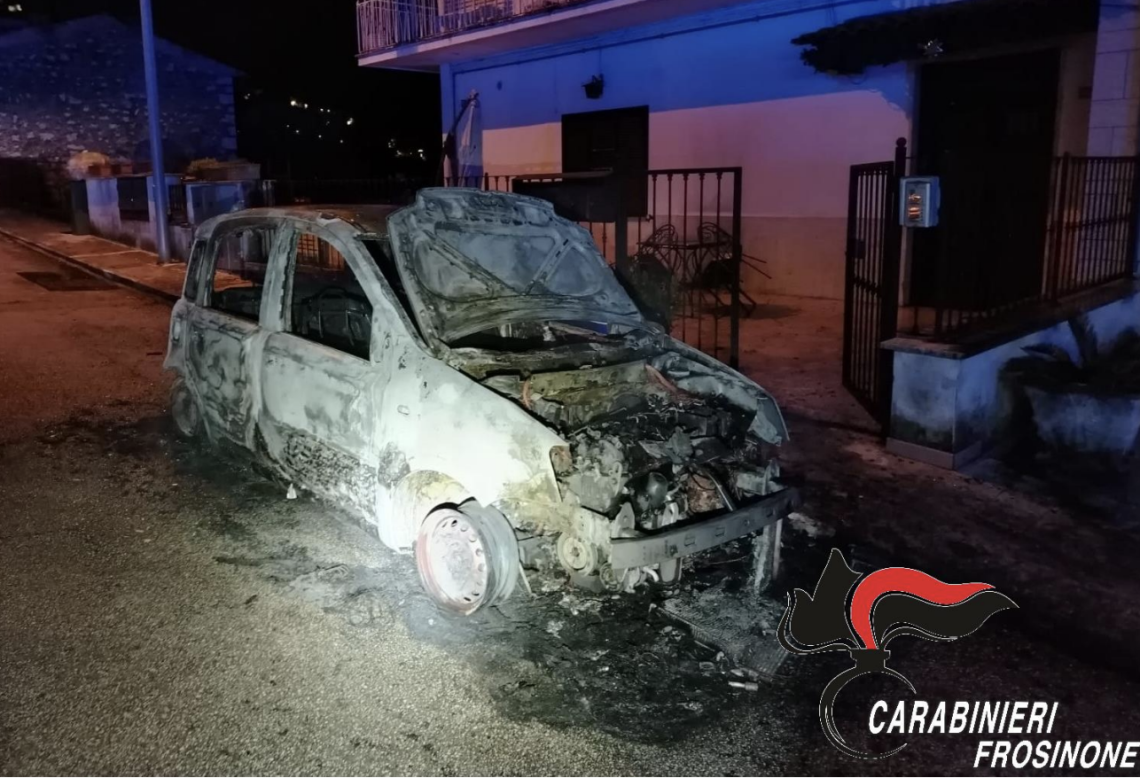 Auto in fiamme a Roccasecca