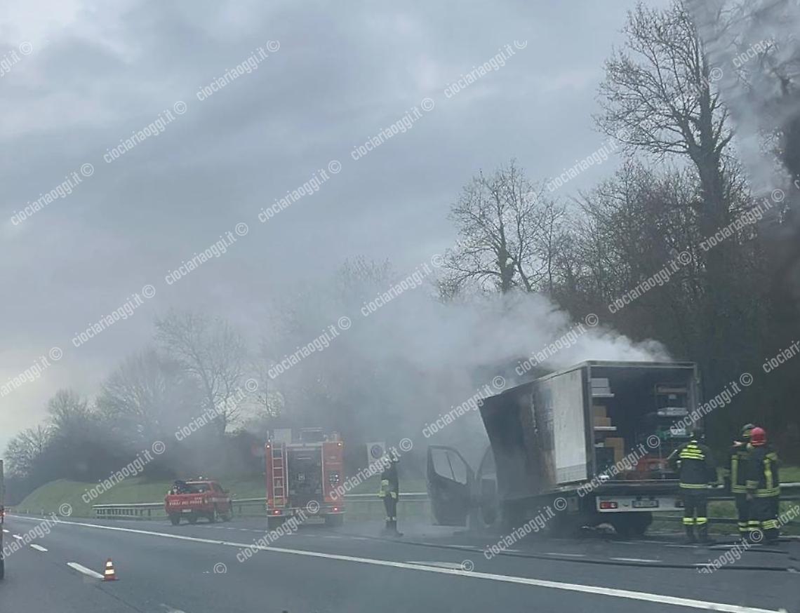 Camion in fiamme in autostrada. Soccorsi sul posto