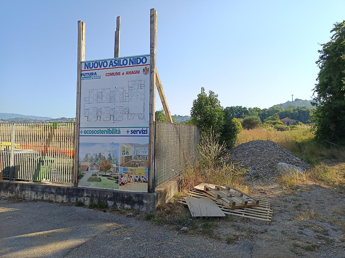 Il cantiere del nuovo asilo ancora al palo. Lavori fermi da mesi e mistero sulla delibera di modifica