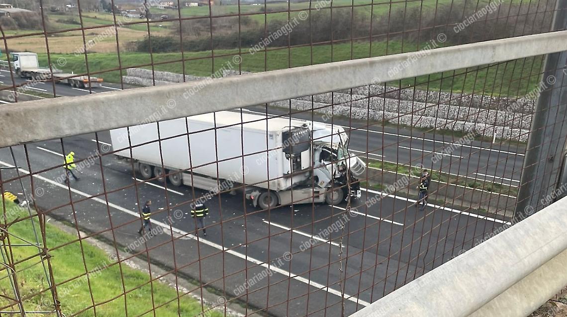 Incidente in autostrada: scontro tra due camion 