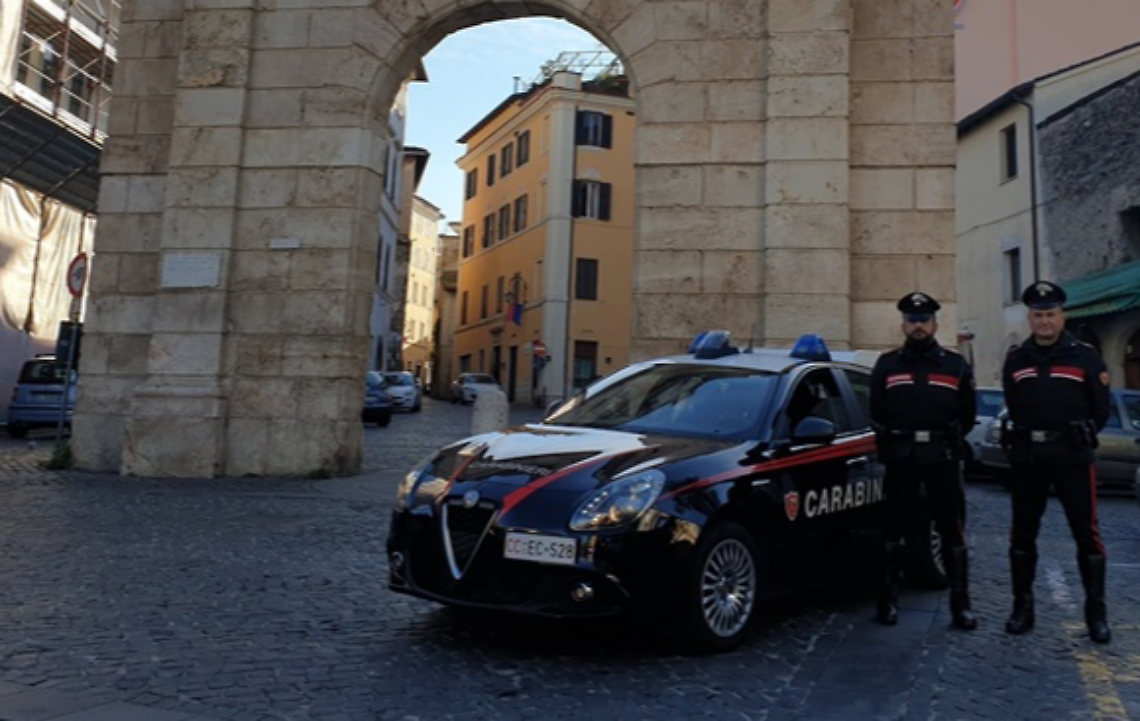 Perseguita la ex e si presenta al lavoro da lei: arrestato