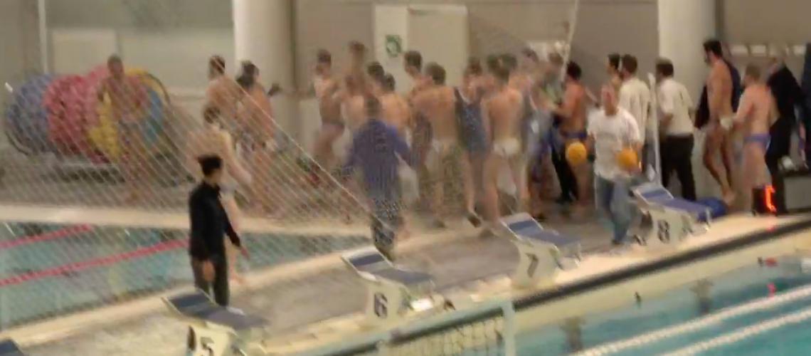Rissa allo stadio del nuoto al termine della partita. Giocatori condannati a sei mesi