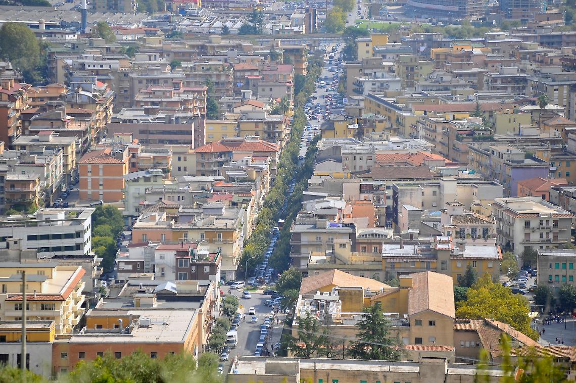 I negozi chiudono in silenzio. Tutte le cause e i possibili aiuti