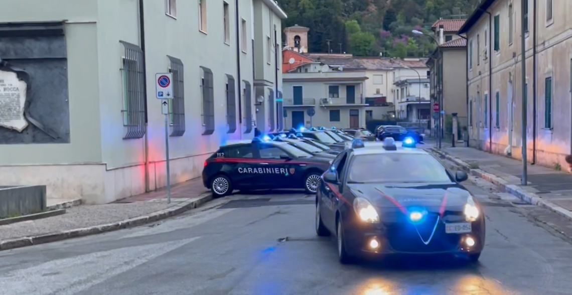 Al bar nonostante i domiciliari per stalking alla sorella: per un cinquantunenne si aprono le porte del carcere