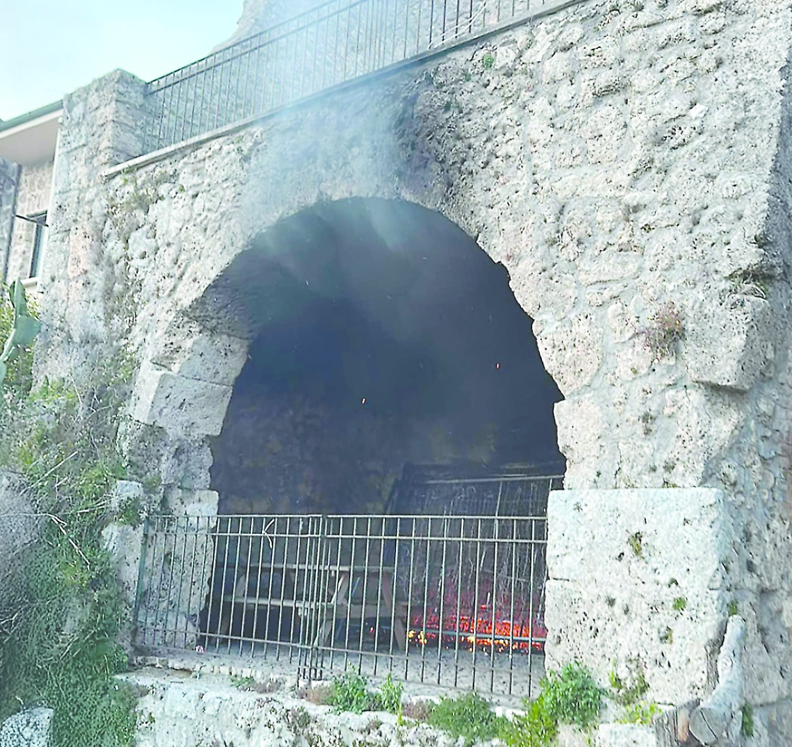 Appiccano un rogo al parco storico di Aquino. Denunciati cinque giovani 