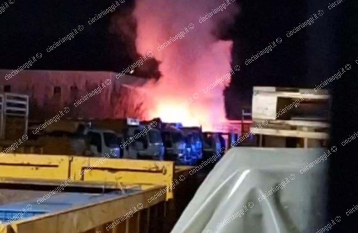 Incendio nel deposito mezzi della De Vizia. Allarme per l'enorme colonna di fumo