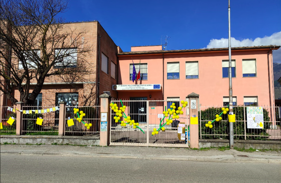 Giù le mani dalla sua scuola. La dirigente Maddalena Cioci minaccia denunce