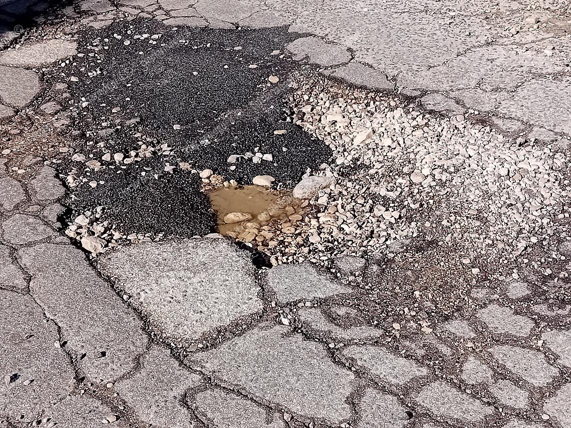 Buche e asfalto tutto da rifare