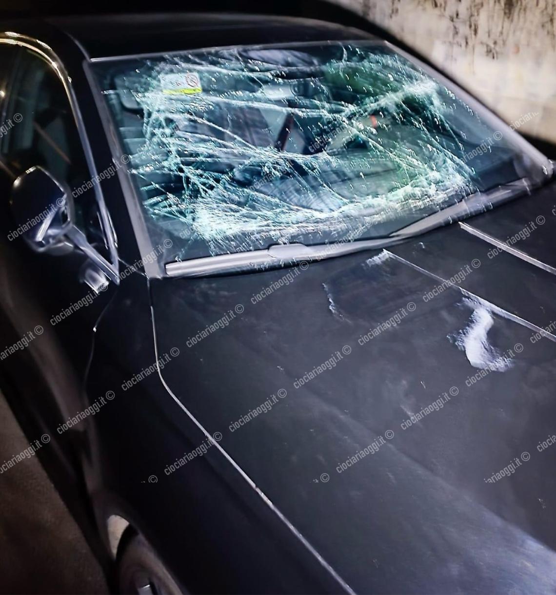 Ladri in fuga contromano  sull'A1: braccati dai carabinieri abbandonano l'auto