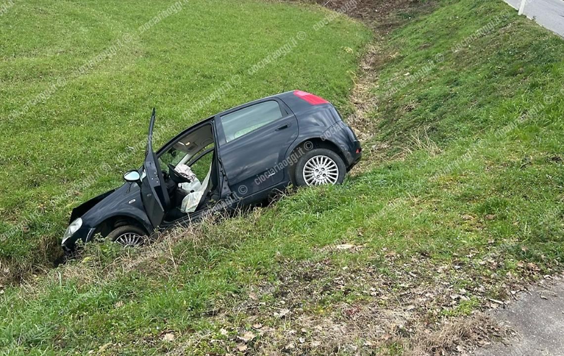 Incidente tra due auto: una finisce in un fossato 